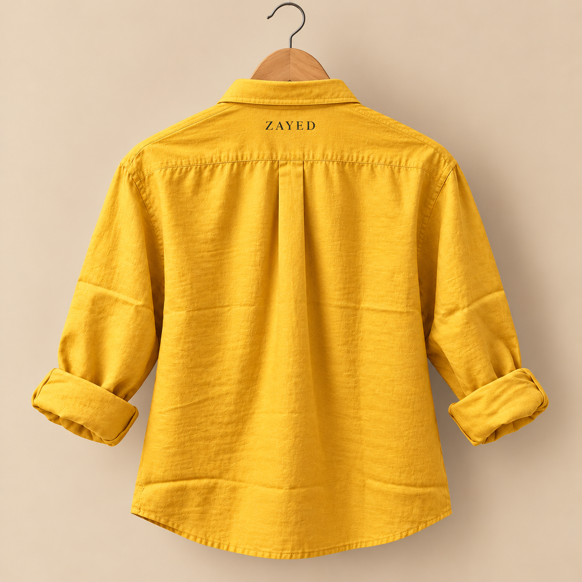 CAMISA DE LINO MANGA LARGA AMARILLA ZAYED — imagen lifestyle